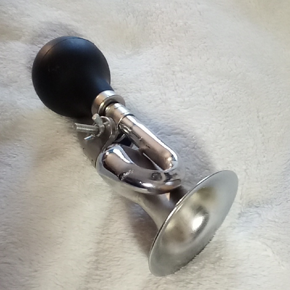 CLASSIC BLACK AND SILVER KIDS BIKE HORN! LOUD SQUEEZE KIND!